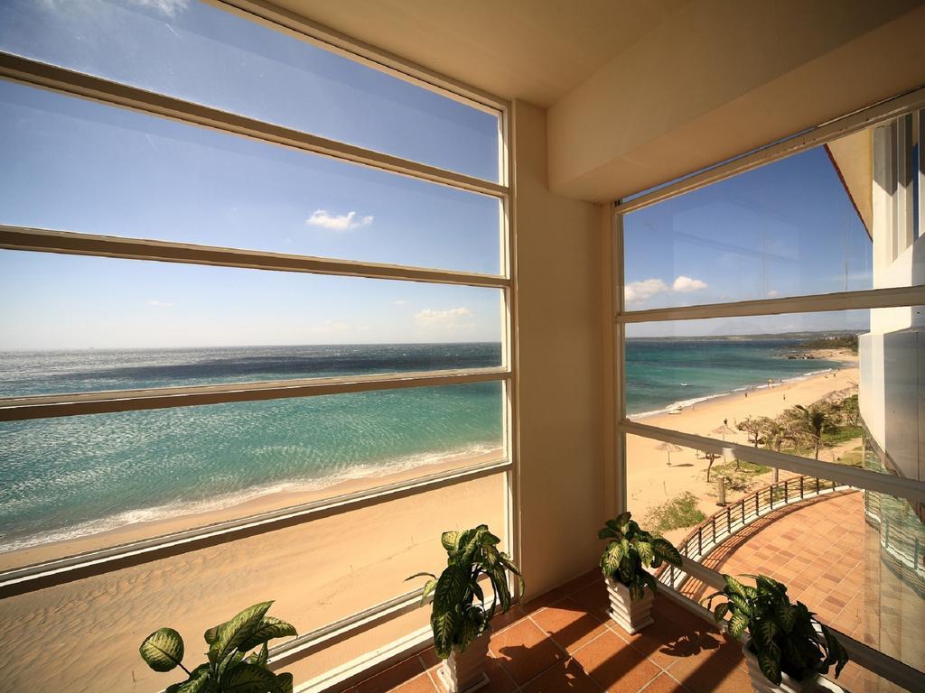 Chateau Beach Resort Kenting Luaran gambar A view of the beach from a hotel in La Paloma